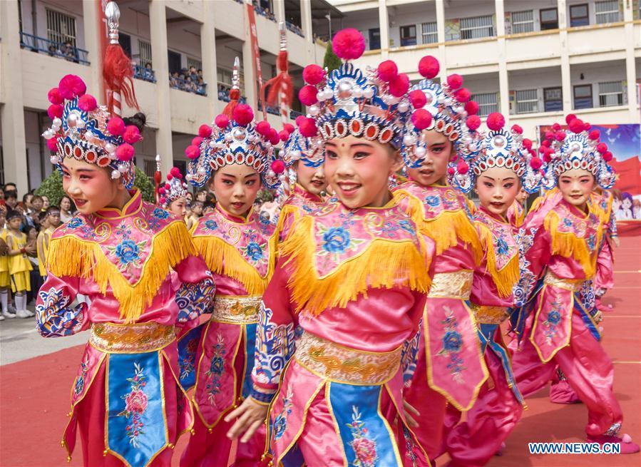 Students of Chengguan Primary School perform Peking Opera during an event in celebration of the International Children\'s Day in Wanrong County of Yuncheng City, north China\'s Shanxi Province, May 31, 2019. (Xinhua/Li Kerong)