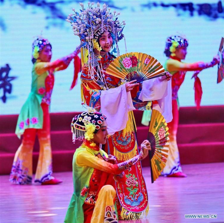 Students perform Peking Opera during an event in celebration of the International Children\'s Day in Qinghuangdao City, north China\'s Hebei Province, May 31, 2019. (Xinhua/Cao Jianxiong)