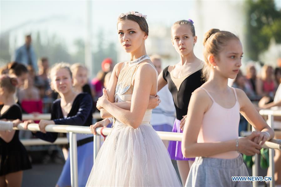 Ballet dancers get ready for a ballet master class by Nikolay Tsiskaridze during the World Ballet Holidays Festival in Moscow, Russia, on June 1, 2019. The World Ballet Holidays Festival is held from May 31 to June 2 at VDNH exhibition complex in Moscow. One of the highlights of the festival is an outdoor ballet class conducted by ballet dancer Nikolay Tsiskaridze. (Xinhua/Maxim Chernavsky)
