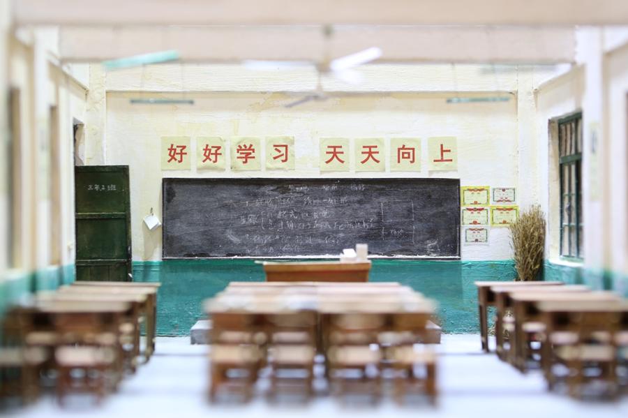 The ongoing 3CM International Trend Art exhibition at Beijing\'s Damei Art Center features a number of miniature artworks, some of which can be as small as 3 cm in height. (Photos/Courtesy of Huo Huo)