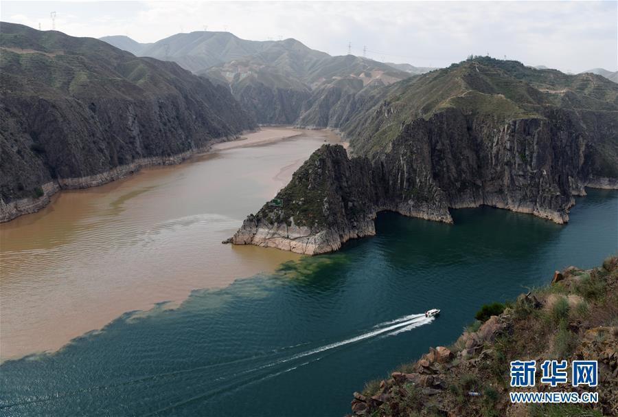 The muddy Yellow River converges with the clearer Taohe River in the Liujiaxia Reservoir in Yongjing County, Northwest China’s Gansu Province, June 2, 2019. (Photo/Xinhua)