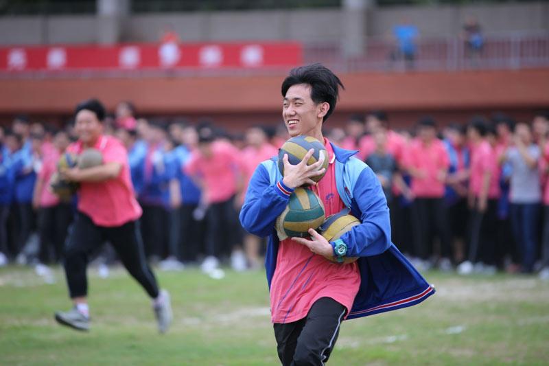 Seniors at a high school in Xiangyang, Central China\'s Hubei Province, participate in a relay to relieve stress ahead of the gaokao on June 2, 2019.  (Photo/Xinhua)
