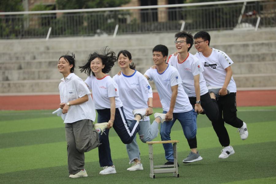 Seniors at a high school in Yongzhou, Central China\'s Hunan Province, play a hopping game to relieve stress ahead of the gaokao on June 1, 2019.  (Photo/Xinhua)