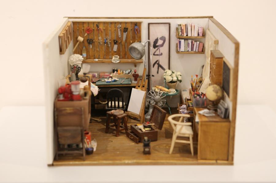The ongoing 3CM International Trend Art exhibition at Beijing\'s Damei Art Center features a number of miniature artworks, some of which can be as small as 3 cm in height. (Photos/Courtesy of Huo Huo)