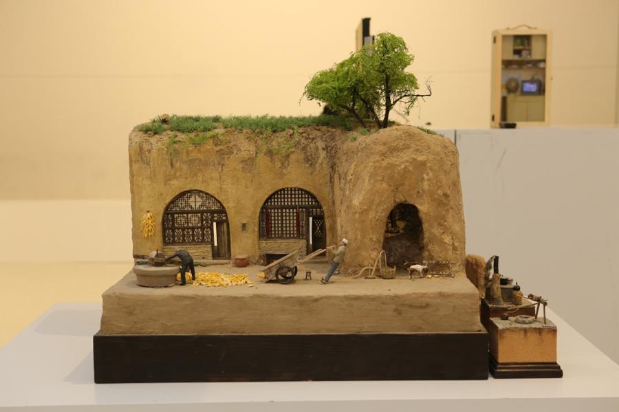 The ongoing 3CM International Trend Art exhibition at Beijing\'s Damei Art Center features a number of miniature artworks, some of which can be as small as 3 cm in height. (Photos/Courtesy of Huo Huo)