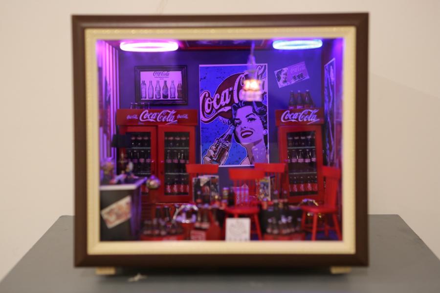 The ongoing 3CM International Trend Art exhibition at Beijing\'s Damei Art Center features a number of miniature artworks, some of which can be as small as 3 cm in height. (Photos/Courtesy of Huo Huo)