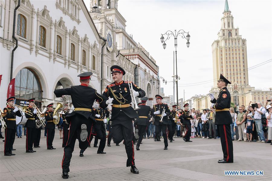 Cadets of Moscow Military Music College perform near the Kazansky train station to celebrate the Children\'s day in Moscow, Russia, June 1, 2019. (Xinhua/Evgeny Sinitsyn)