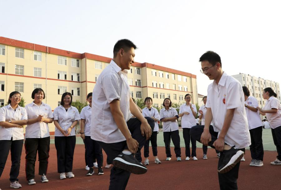 Seniors at a high school in Binzhou, East China\'s Shandong Province, play a \