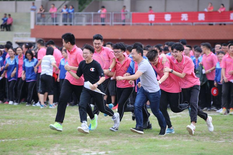 Seniors at a high school in Xiangyang, Central China\'s Hubei Province, participate in a relay race to relieve stress ahead of the gaokao on June 2, 2019. (Photo/Xinhua)