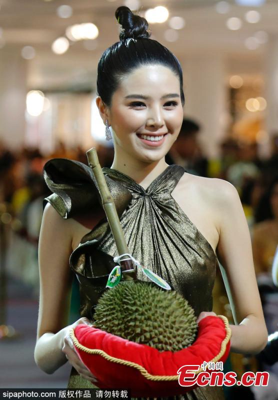 A treasured durian fruit has sold for a staggering 1.5 million baht (about $47,900) at an auction in Thailand. The kanyao variety - which is the most expensive in the world - attracted bids from dozens of wealthy fruit lovers at the event in Nonthaburi, central Thailand on June 1, 2019. Officials had handpicked the durian just a day before from a nearby farm where the minimum price of the fruit is 20,000 baht. But the luxury durian - chosen for its perfect size, shape, and ripeness - smashed the previous year’s record of 800,000 baht when it was put up for sale at the King Of Durian 2019 festival. (1 USD equals about 31.33 Thai baht) (Photo/Sipaphoto)