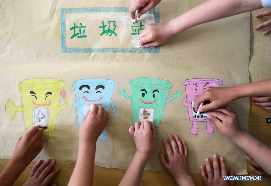 Students make garbage sorting posters in Xingtai, north China\'s Hebei Province, June 4, 2019. Various activities are held across the country to raise people\'s awareness of garbage sorting and help them develop the habit of waste classification. (Xinhua/Song Jie)