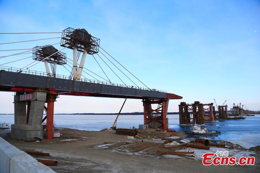 File photo shows construction on the first highway bridge connecting China and Russia across the Heilongjiang River, called the Amur River in Russia. (Photo provided to China News Service)