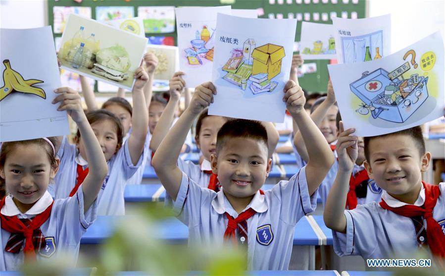 Pupils display the learning materials of garbage sorting at an elementary school in Xingtai, north China\'s Hebei Province, June 4, 2019. Various activities are held across the country to raise people\'s awareness of garbage sorting and help them develop the habit of waste classification. (Xinhua/Zhang Chi)
