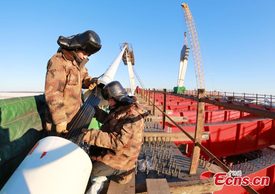 Construction on the first highway bridge connecting China and Russia across the Heilongjiang River, called the Amur River in Russia. (Photo provided to China News Service)