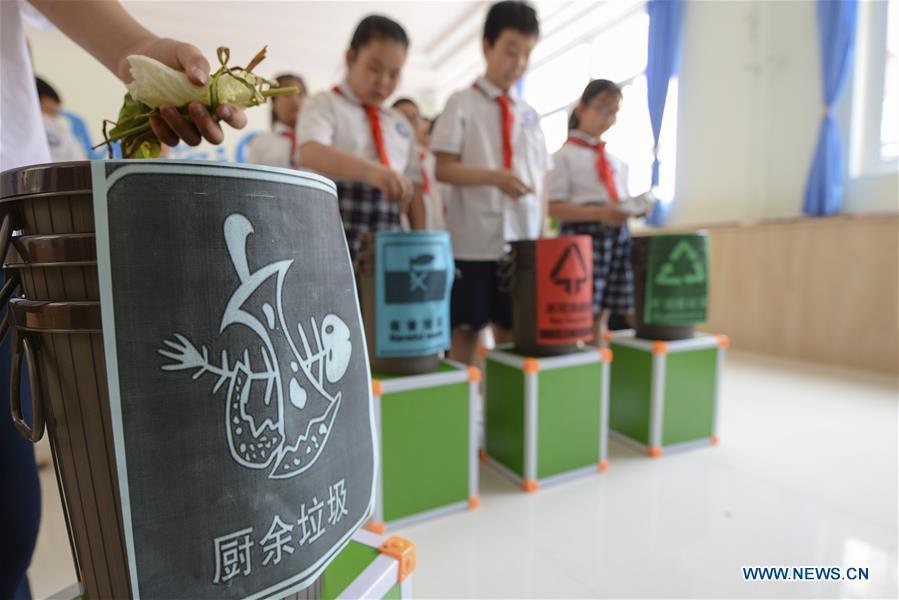 Pupils take part in a garbage-sorting game at an elementary school in Handan, north China\'s Hebei Province, June 4, 2019. Various activities are held across the country to raise people\'s awareness of garbage sorting and help them develop the habit of waste classification. (Xinhua/Wang Hongchao)