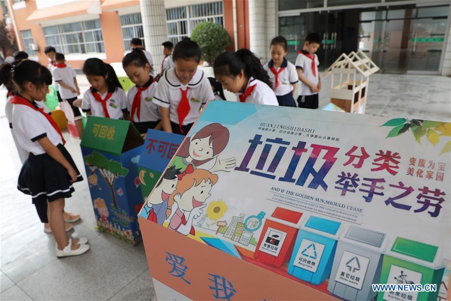 Pupils take part in a garbage-sorting activity at an elementary school in Binzhou, east China\'s Shandong Province, June 4, 2019. Various activities are held across the country to raise people\'s awareness of garbage sorting and help them develop the habit of waste classification. (Xinhua/Chen Bin)