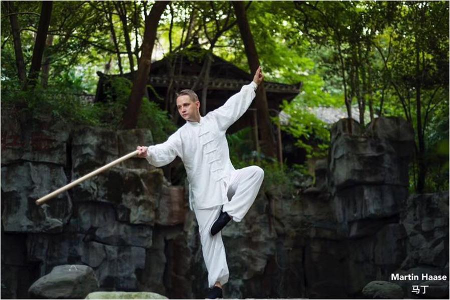 Haase demonstrates Chinese kung fu. (Photo provided to chinadaily.com.cn)

In addition to the basic knowledge of Chinese medicine, he also learned to do acupuncture and cupping therapy. He said that he likes to study the philosophy contained in Chinese medicine, the balance of yin and yang and the five elements, which is also helpful for practicing tai chi.

Haase has been to many cities in China, including Beijing, Xi\'an, Shanghai and Harbin. He found that every city in China has its own characteristics. Haase\'s hometown Victoria and Changsha have a longstanding friendship. He has made many local friends in Changsha, where also met his tai chi teachers, Chinese medicine teachers and his wife.

Haase thinks the most attractive aspect of Chinese culture is Chinese philosophy and Taoism. He has adapted the slow-paced lifestyle described in the Tao Te Ching, a book written by Lao Zi, the founder of Taoism. \