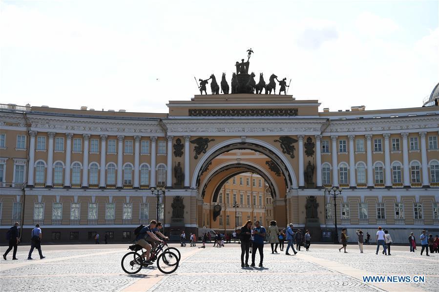 Tourists enjoy themselves at Dvortsovaya Square in St. Petersburg, Russia, June 4, 2019. St. Petersburg is Russia\'s second largest city. (Xinhua/Sadat)