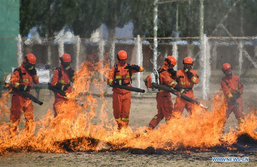 Newly-recruited firemen put out fire during a training in Hohhot, north China\'s Inner Mongolia Autonomous Region, June 5, 2019. Over 1,100 socially-recruited firemen are receiving a six-month training in Hohhot. (Xinhua/Peng Yuan)