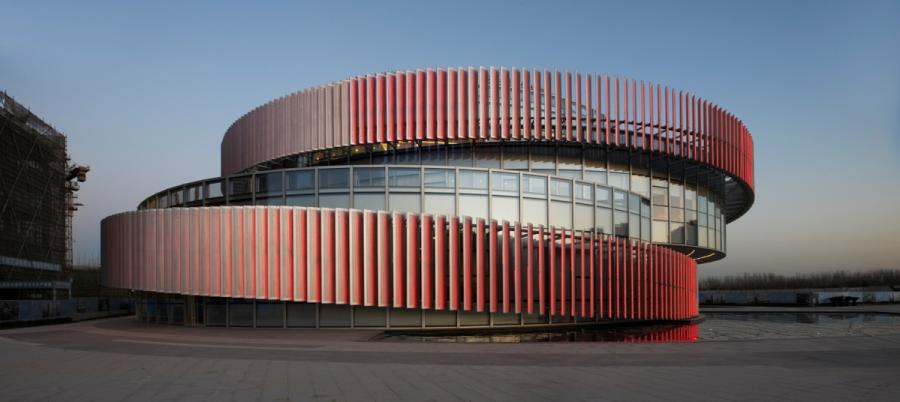 The Exhibition Center of Zhengzhou Linkong Biopharmaceutical Parkin the Zhengzhou Airport Economy Zone in Zhengzhou in Central China\'s Henan province, won a silver award at the A\' Design Award2019. (Photo provided to chinadaily.com.cn)
The Exhibition Center of Zhengzhou Linkong Biopharmaceutical Park is in the Zhengzhou Airport Economy Zone. Its architectural form was inspired by double-helix DNA, which is also the totem mark of the biomedical industry, according to a report by chinatimes.net.cn.

The report also said the Exhibition Center showed the unique features of the biomedical industry characterized by a sense of science and technology, insight into the future, pure and rigorous attitude towards scientific research and humanistic care for its users.
