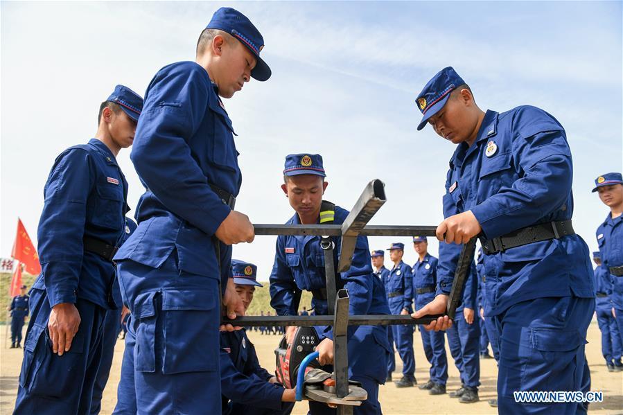 Newly-recruited firemen learn to operate electric clipper during a training in Hohhot, north China\'s Inner Mongolia Autonomous Region, June 5, 2019. Over 1,100 socially-recruited firemen are receiving a six-month training in Hohhot. (Xinhua/Peng Yuan)