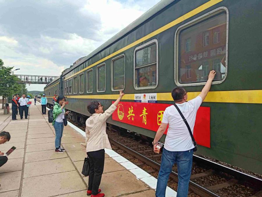 Parents wave goodbye to their children who set off to Alihe for the national college entrance examination, known as the gaokao, on Wednesday. (Photo provided to chinadaily.com.cn)
