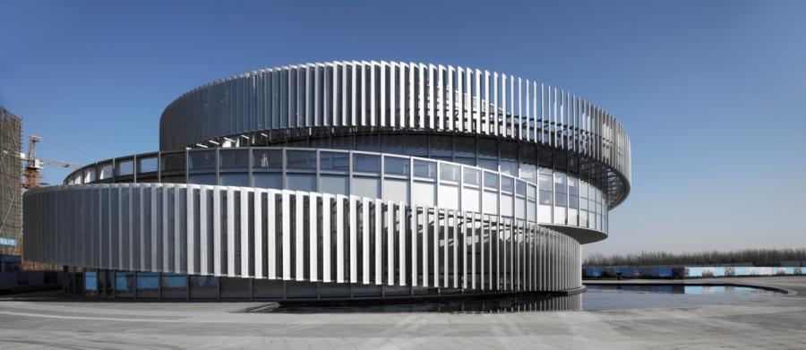 The Exhibition Center of Zhengzhou Linkong Biopharmaceutical Parkin the Zhengzhou Airport Economy Zone in Zhengzhou in Central China\'s Henan province, won a silver award at the A\' Design Award 2019. (Photo provided to chinadaily.com.cn)
Two buildings in Central China\'s Henan province, which won silver awards from an international design awards competition in Italy, have drawn attention for their unique designs.

Silver awards in the A\' Design Award & Competition were given to the two buildings as part of the 2018-2019 design awards in Milan, Italy in April. There were 2,437 winners this year from 106 countries and regions in 98 different design disciplines.