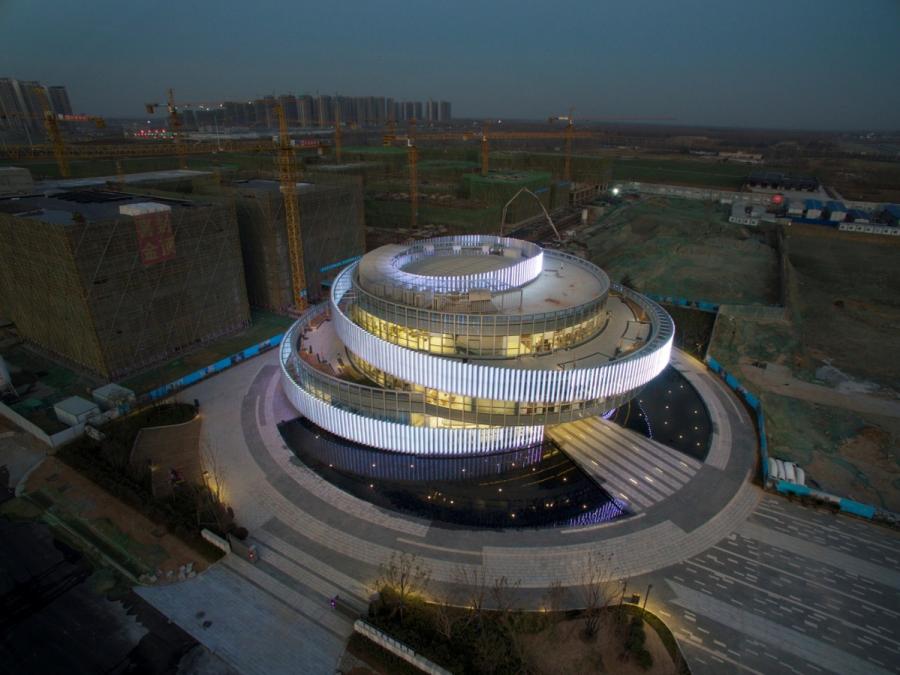 An evening aerial view shows the Exhibition Center of the Zhengzhou Linkong Biopharmaceutical Park, in Zhengzhou in Central China\'s Henan province. The building\'s design won a silver award of A\' Design Award 2019 for its architectural form, which was inspired by double-helix DNA. (Photo provided to chinadaily.com.cn)
The two buildings are the Exhibition Center of Zhengzhou Linkong Biopharmaceutical Park and Zhengzhou Zhongrui Headquarter in Zhengzhou city, the provincial capital.

They were designed by H-change Group, an integrated real estate development enterprise.