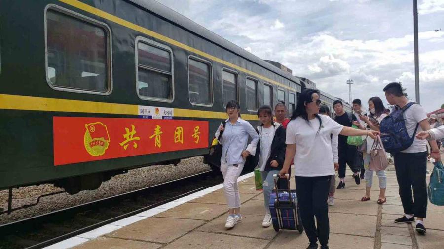 Students and teachers walk toward the train carriages on Wednesday. (Photo provided to chinadaily.com.cn)