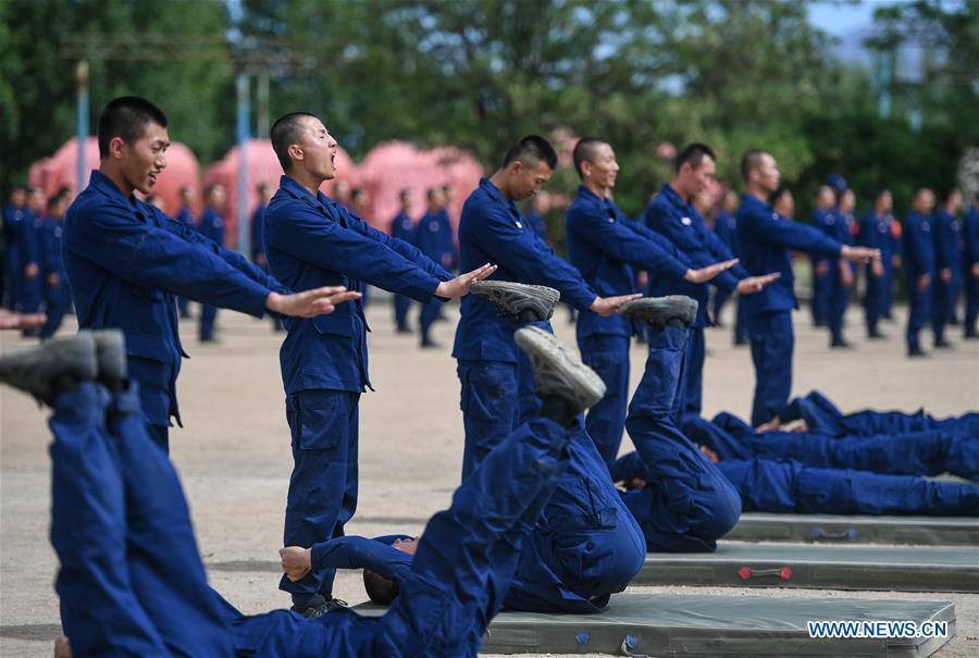 Newly-recruited firemen do physical exercises during a training in Hohhot, north China\'s Inner Mongolia Autonomous Region, June 5, 2019. Over 1,100 socially-recruited firemen are receiving a six-month training in Hohhot. (Xinhua/Peng Yuan)