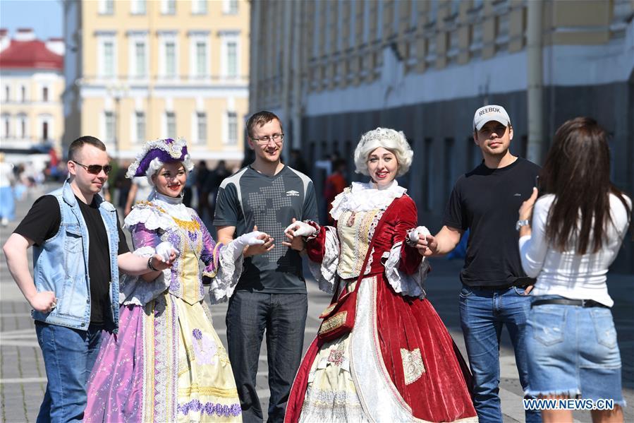 Tourists pose for pictures at Dvortsovaya Square in St. Petersburg, Russia, June 4, 2019. St. Petersburg is Russia\'s second largest city. (Xinhua/Sadat)