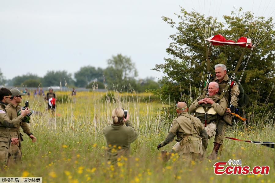 U.S. World War II paratrooper veteran Tom Rice, 97 years-old who served with the 101st Airbone, jumps during a commemorative parachute jump over Carentan on the Normandy coast ahead of the 75th D-Day anniversary, France, June 5, 2019. (Photo/Agencies)