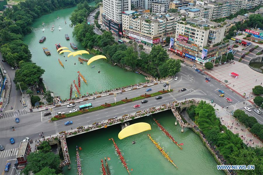 Aerial photo shows people participating in a dragon boat race in Jinjiang River in Tongren City, southwest China\'s Guizhou Province, June 5, 2019. A dragon boat championship was held in Tongren on Wednesday to celebrate the upcoming Dragon Boat Festival, which falls on June 7 this year. (Xinhua/Wu Weidong)