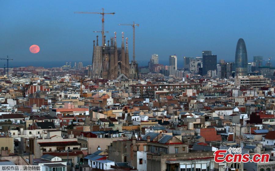 La Sagrada Familia Basilica, which has been under construction in Spain\'s northeastern city of Barcelona for the last 137 years, has finally been granted a building permit. The Spanish seaside city council awarded the license to a committee in charge of finishing construction of the Catholic temple for $5.2 million. (Photo/Agencies)