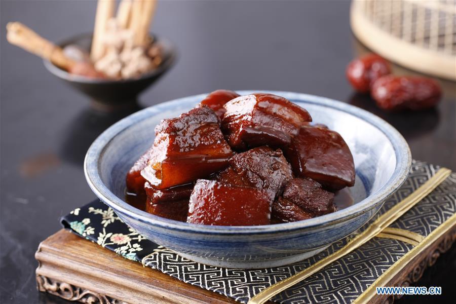 The undated photo shows Na\'s Braised Pork Belly at Bistro Na\'s in Temple City, Los Angeles, the United States. Bistro Na\'s in Los Angeles made headlines this week with the announcement that it had been awarded a coveted Michelin Star by the famed Michelin Restaurant Guide. This special ranking broke Michelin\'s 10-year absence from Los Angeles, and made Bistro Na\'s the only Chinese restaurant in Southern California to be so honored. (Xinhua/Bistro Na\'s)