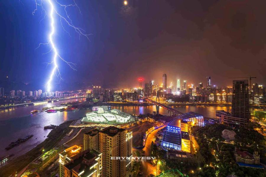 The lightning strike caught by Luo Xing in Chongqing. (Photo provided to chinadaily.com.cn)