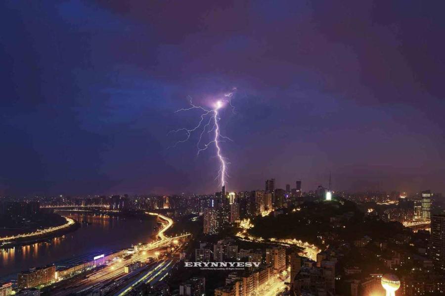 The lightning strike caught by Luo Xing in Chongqing.The lightning strike caught by Luo Xing in Chongqing. (Photo provided to chinadaily.com.cn)