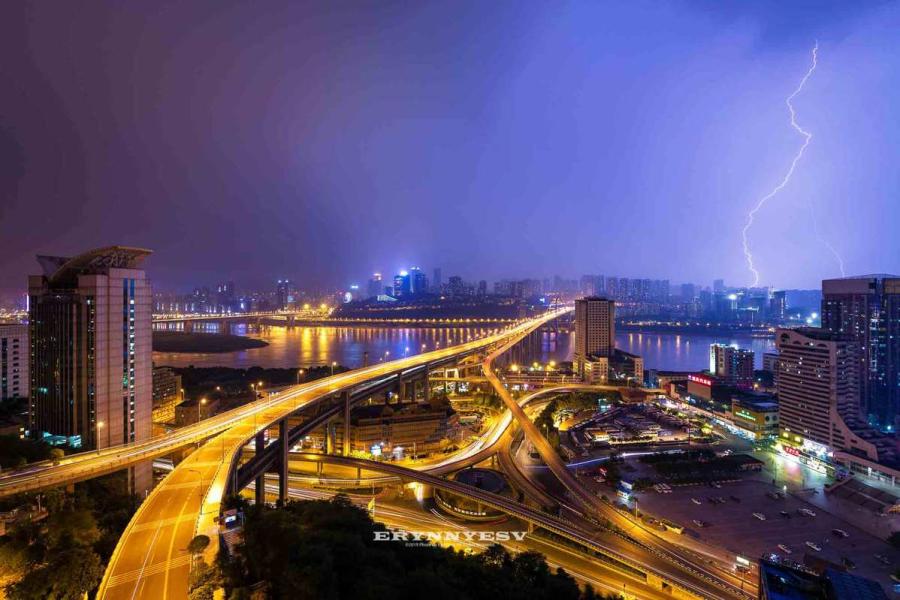 The lightning strike caught by Luo Xing in Chongqing. (Photo provided to chinadaily.com.cn)