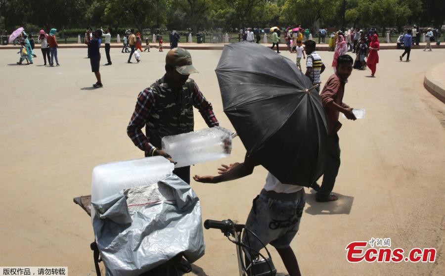The heatwave in India\'s New Delhi peaked on Monday as the mercury touched a record 48 degrees Celsius, the highest in the history of the national capital. The temperature of 48 degrees Celsius was recorded at the Palam observatory of the Indian Meteorological Department after 3 p.m., which surpassed the previous highest of 47.8 degrees Celsius recorded on June 9, 2014.(Photo/Agencies)