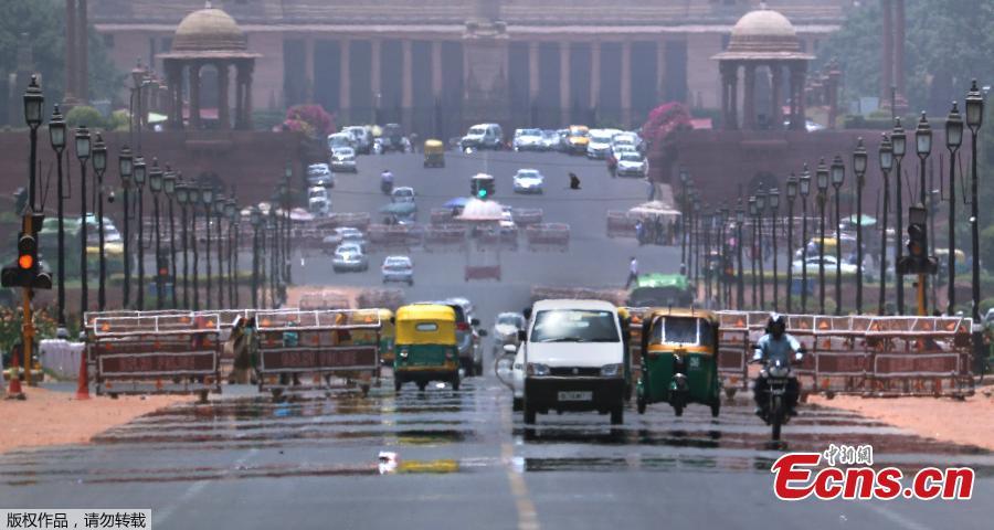 The heatwave in India\'s New Delhi peaked on Monday as the mercury touched a record 48 degrees Celsius, the highest in the history of the national capital. The temperature of 48 degrees Celsius was recorded at the Palam observatory of the Indian Meteorological Department after 3 p.m., which surpassed the previous highest of 47.8 degrees Celsius recorded on June 9, 2014.(Photo/Agencies)