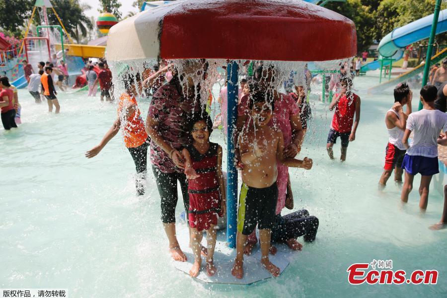 The heatwave in India\'s New Delhi peaked on Monday as the mercury touched a record 48 degrees Celsius, the highest in the history of the national capital. The temperature of 48 degrees Celsius was recorded at the Palam observatory of the Indian Meteorological Department after 3 p.m., which surpassed the previous highest of 47.8 degrees Celsius recorded on June 9, 2014.(Photo/Agencies)