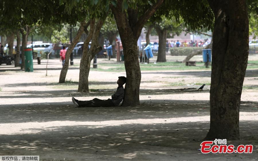 The heatwave in India\'s New Delhi peaked on Monday as the mercury touched a record 48 degrees Celsius, the highest in the history of the national capital. The temperature of 48 degrees Celsius was recorded at the Palam observatory of the Indian Meteorological Department after 3 p.m., which surpassed the previous highest of 47.8 degrees Celsius recorded on June 9, 2014.(Photo/Agencies)