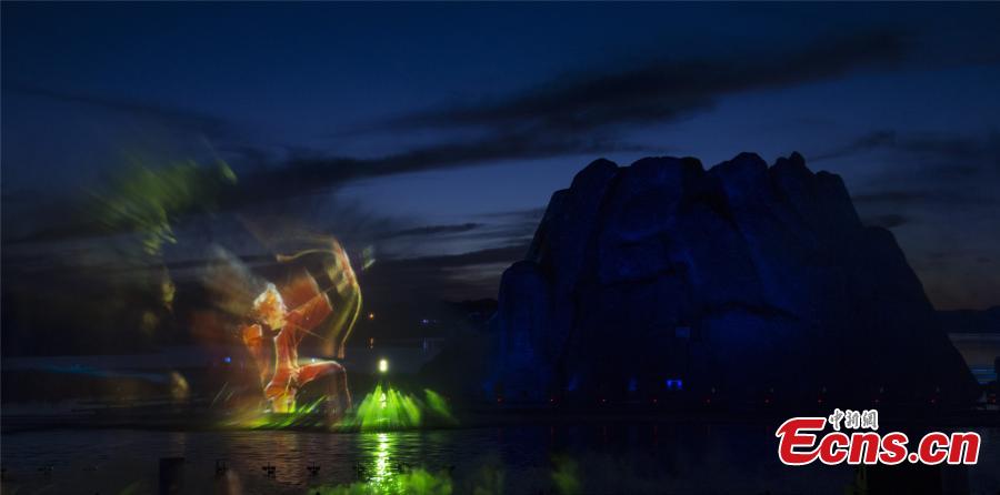 An open-air show at the Wudalianchi Scenic Area in Heilongjiang Province makes innovative use of a 400-sqm water area, lighting, 3D images and fireworks to create a large-scale performance based on a traditional fairytale about two fighting dragons. The name Wudalianchi means \