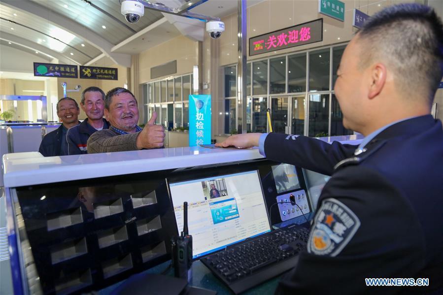 Tourists from Kyrgyzstan give thumbs-up to a policeman at a border inspection station of Irkeshtam port in northwest China\'s Xinjiang Uygur Autonomous Region on June 11, 2019. Irkeshtam is China\'s far west land port open to Kyrgyzstan. (Xinhua/Luo Yang)