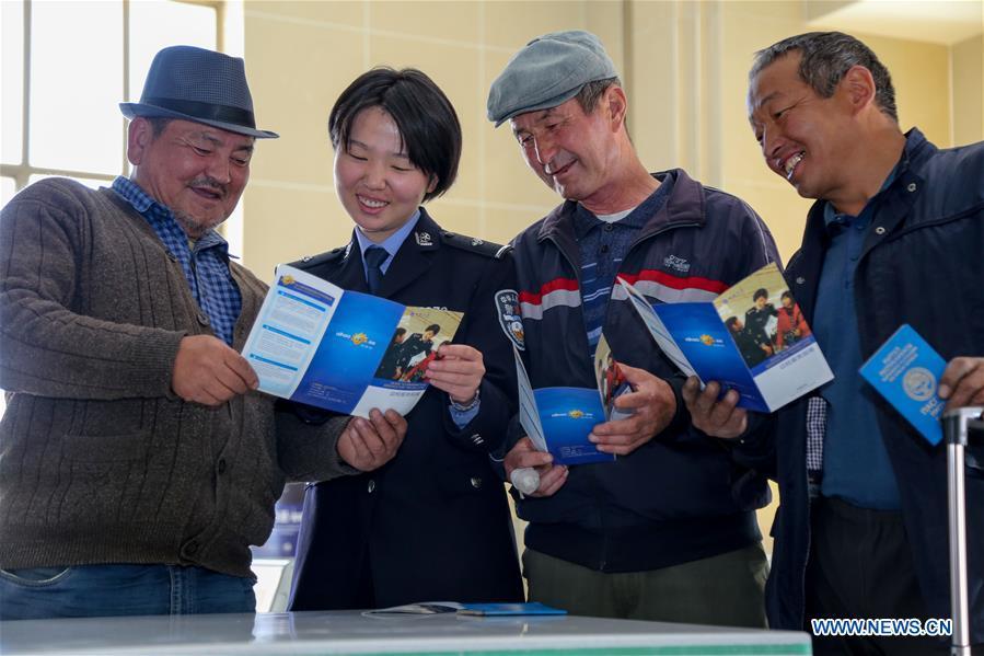Policewoman Tian Xinyu (2nd L) communicates with tourists at a border inspection station of Irkeshtam port in northwest China\'s Xinjiang Uygur Autonomous Region on June 11, 2019. Irkeshtam is China\'s far west land port open to Kyrgyzstan. (Xinhua/Luo Yang)