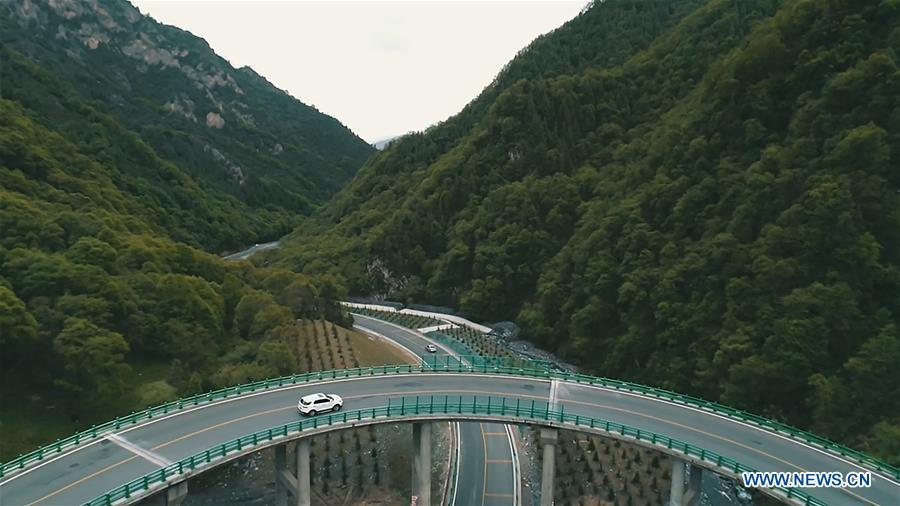 Aerial photo taken on June 11, 2019 shows a car running on the highway linking Zhalonggou with Nianbo Township in northwest China\'s Qinghai Province. A 50.79-km highway linking Zhalonggou and Nianbo Township in Qinghai Province opened to the traffic on Tuesday. (Xinhua/Zhang Hongxiang)