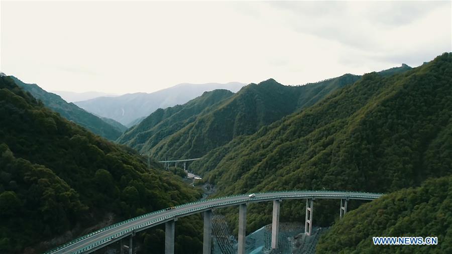 Aerial photo taken on June 11, 2019 shows a car running on the highway linking Zhalonggou with Nianbo Township in northwest China\'s Qinghai Province. A 50.79-km highway linking Zhalonggou and Nianbo Township in Qinghai Province opened to the traffic on Tuesday. (Xinhua/Zhang Hongxiang)