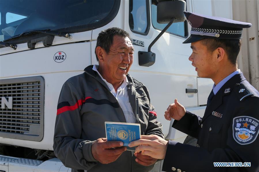 A driver from Kyrgyzstan talks to a policeman at a border inspection station of Irkeshtam port in northwest China\'s Xinjiang Uygur Autonomous Region on June 11, 2019. Irkeshtam is China\'s far west land port open to Kyrgyzstan. (Xinhua/Luo Yang)