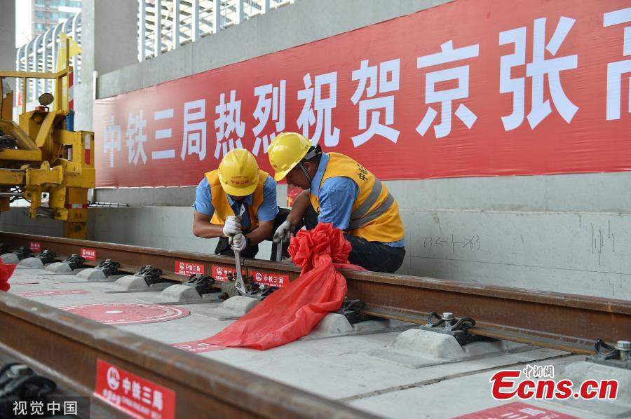 The entire track-laying construction for the Beijing-Zhangjiakou high-speed railway was completed on June 12, 2019. The railway is 174 kilometers long, which is an important traffic guarantee measure for the Beijing Winter Olympic Games in 2022. After completion, the time from Beijing to Zhangjiakou by train will be shortened from three hours to less than one hour, which is of great significance for promoting the coordinated development of Beijing, Tianjin and Hebei and also connecting the western region.(Photo/VCG)