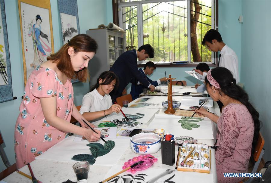 Students of the Confucius Institute at Tajikistan nationality university practise Chinese drawing in Dushanbe, capital of Tajikistan, June 10, 2019. (Xinhua/Sadat)